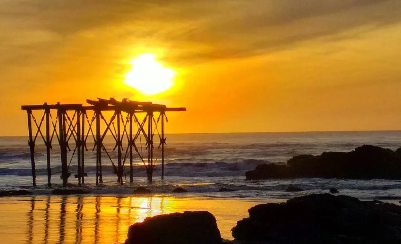Palafito al atardecer en la playa de Llico, cerca de La Reserva