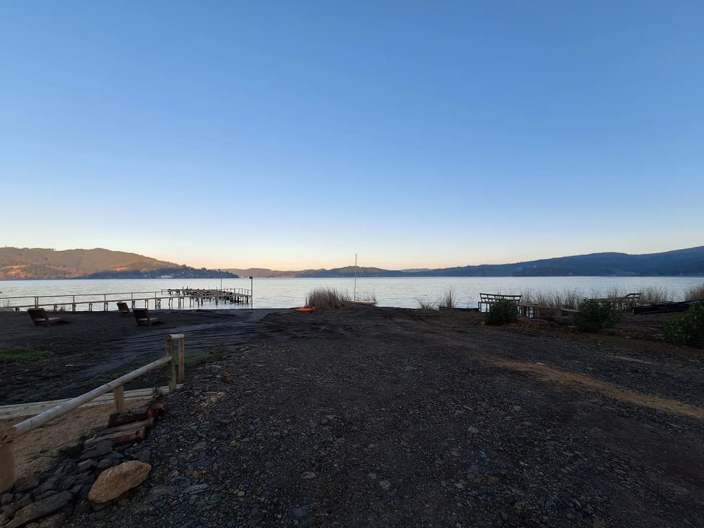 Bajada con muelles al Lago Vichuquén al amanecer