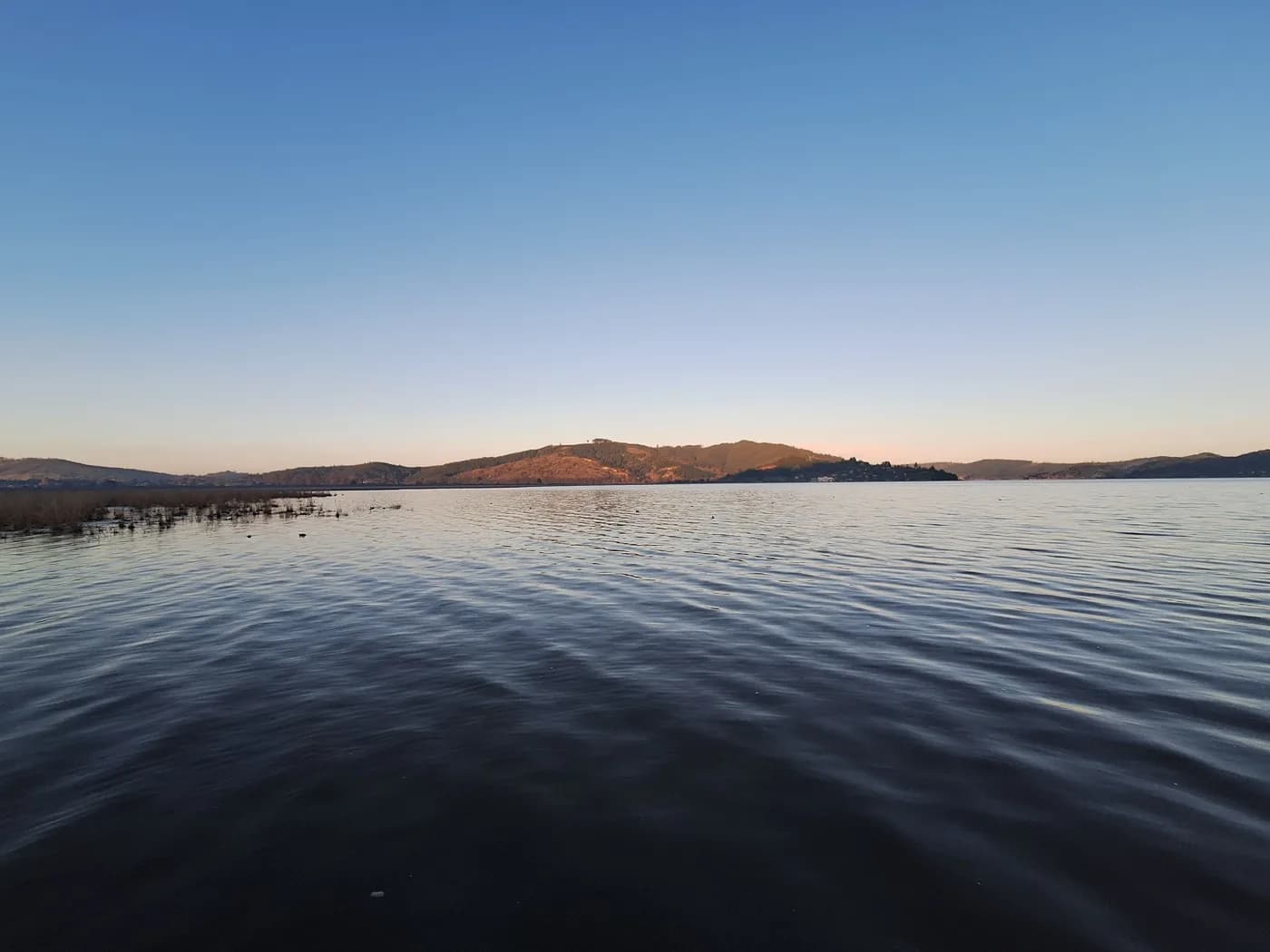 Vista panorámica del Lago Vichuquén con cerros al fondo